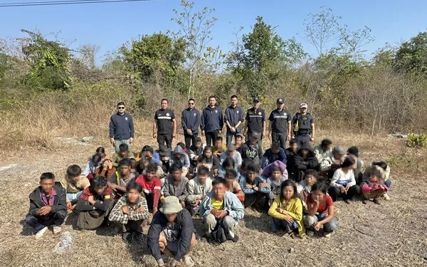 ตม.กาญจนบุรี ไล่สกัดรถตู้ขนแรงงานเถื่อน รวบเมียนมาอัดแน่น 48 ราย คนขับไทยรับสารภาพ