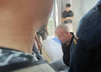 ปิดฉากล่า! รวบผัวฝรั่งยิงเมียหนีข้ามจังหวัด ถูกตำรวจปิดล้อมจนยอมมอบตัวกลางเมืองขอนแก่น