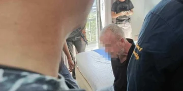 ปิดฉากล่า! รวบผัวฝรั่งยิงเมียหนีข้ามจังหวัด ถูกตำรวจปิดล้อมจนยอมมอบตัวกลางเมืองขอนแก่น