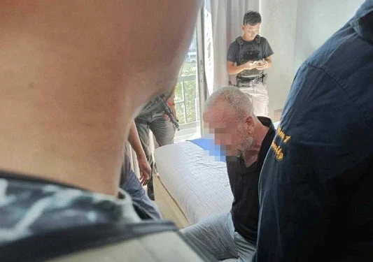 ปิดฉากล่า! รวบผัวฝรั่งยิงเมียหนีข้ามจังหวัด ถูกตำรวจปิดล้อมจนยอมมอบตัวกลางเมืองขอนแก่น