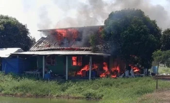 เสพยาบ้าจนหลอน จุดไฟเผาบ้านพ่อตา วอดทั้งหลัง เสียหายกว่า 8 แสน ตร.คุมตัวดำเนินคดี