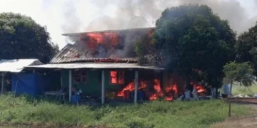 เสพยาบ้าจนหลอน จุดไฟเผาบ้านพ่อตา วอดทั้งหลัง เสียหายกว่า 8 แสน ตร.คุมตัวดำเนินคดี