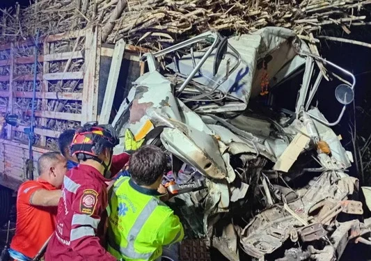 สลด! รถขนอ้อยชนท้ายรถบรรทุกจอดพักข้างทาง คนขับดับคาที่