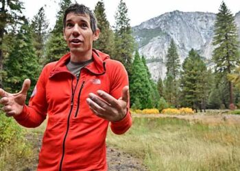 Climber delays rope-free skyscraper challenge over rain