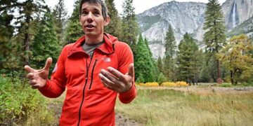 Climber delays rope-free skyscraper challenge over rain