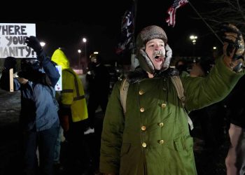 Pentagon readies 1,500 troops for potential Minnesota deployment, US officials say