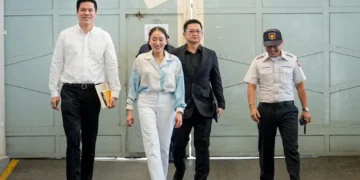 “อิ๊งค์” ควงสามีเยี่ยม “แม้ว” พ่อร้อง Let it be เวอร์ชั่น “ช่างแม่มัน” หลังรู้ผลเลือกตั้ง ทนายเผยไม่เร่งอภัยโทษ