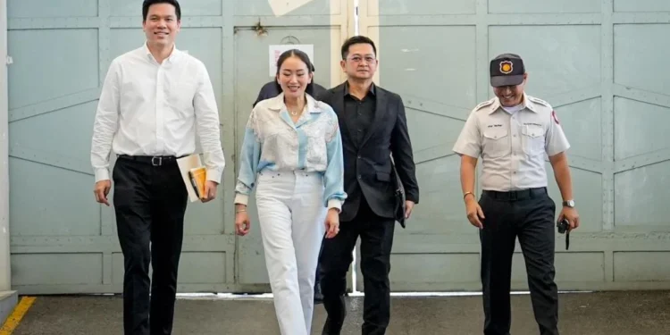 “อิ๊งค์” ควงสามีเยี่ยม “แม้ว” พ่อร้อง Let it be เวอร์ชั่น “ช่างแม่มัน” หลังรู้ผลเลือกตั้ง ทนายเผยไม่เร่งอภัยโทษ