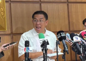 "วิโรจน์" ซัด กกต.อย่าแถอ้างความลับยังไม่แตก ยันบาร์โค้ดชี้เป้าคนกาผิด รธน. ลั่นต้องติดคุก จ่ายชดเลยจัดเลือกตั้ง 7 “วิโรจน์” ซัด กกต.อย่าแถอ้างความลับยังไม่แตก ยันบาร์โค้ดชี้เป้าคนกาผิด รธน. ลั่นต้องติดคุก จ่ายชดเลยจัดเลือกตั้ง