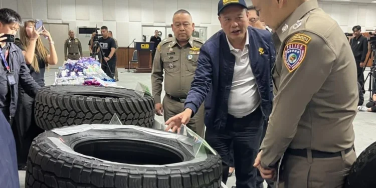 ปคบ.ทลายโกดังชลบุรี ย้อมแมวยางเก่าขาย ยึดของกลางมูลค่า 10 ล้าน 1 ปคบ.ทลายโกดังชลบุรี ย้อมแมวยางเก่าขาย ยึดของกลางมูลค่า 10 ล้าน