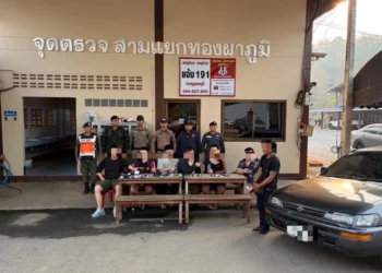 ฝ่ายความมั่นคงกาญจน์ รวบพม่าขับเก๋งซุก 6 จีนเทา คาดเตรียมข้ามแดนทำงานแก๊งสแกมเมอร์ ยึดมือถือ-โน้ตบุ๊กเพียบ