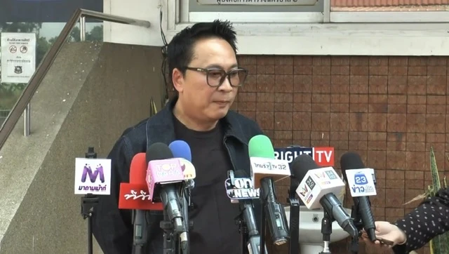 “เปิ้ล นาคร” ขึ้นโรงพักล่อจับคนโกงเงิน “หม้อแม่จูน” พบเป็นลูกจ้างขับรถ ยอมรับสารภาพต่อหน้า 1 “เปิ้ล นาคร” ขึ้นโรงพักล่อจับคนโกงเงิน “หม้อแม่จูน” พบเป็นลูกจ้างขับรถ ยอมรับสารภาพต่อหน้า