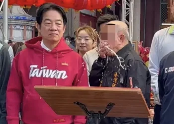 สุดวุ่น! ปธน.ไต้หวันโดนอาแปะอ้วกใส่ระหว่างแจกอั่งเปาตรุษจีน