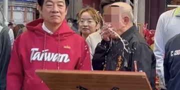 สุดวุ่น! ปธน.ไต้หวันโดนอาแปะอ้วกใส่ระหว่างแจกอั่งเปาตรุษจีน