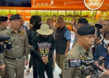 “โจรหมวกฟาง” สารภาพแรงจูงใจก่อเหตุต้องการเงินซื้อบิ๊กไบค์-เล่นพนัน ตร.คุมตัวทำแผน