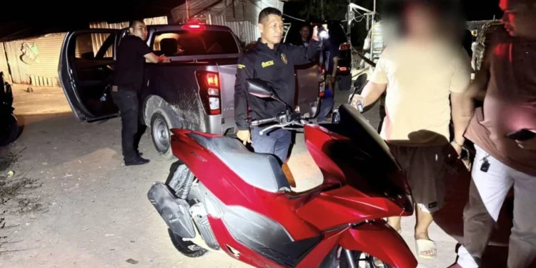 รวบแก๊งเขมรแสบตระเวนลักจยย.ในพื้นที่ อ.ปลวกแดง จ.ระยอง ยึดของกลาง 13 คันซุกในบ้านเช่าเร่งขยายผลล่าเครือข่าย 1 รวบแก๊งเขมรแสบตระเวนลักจยย.ในพื้นที่ อ.ปลวกแดง จ.ระยอง ยึดของกลาง 13 คันซุกในบ้านเช่าเร่งขยายผลล่าเครือข่าย