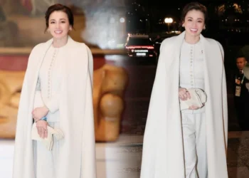 พระราชินีทรงสง่างาม ฉลองพระองค์โทนขาวนวล เสด็จฯ ทอดพระเนตรการแข่งขันฮอกกี้น้ำแข็งหญิงรอบชิงเหรียญทอง ในมหกรรมการแข่งขันกีฬาโอลิมปิกฤดูหนาว 2026