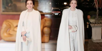 พระราชินีทรงสง่างาม ฉลองพระองค์โทนขาวนวล เสด็จฯ ทอดพระเนตรการแข่งขันฮอกกี้น้ำแข็งหญิงรอบชิงเหรียญทอง ในมหกรรมการแข่งขันกีฬาโอลิมปิกฤดูหนาว 2026