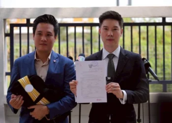 พรรคส้มส่ง “หมอวาโย” ฟันอาญา กกต.ปมบาร์โคดบนบัตรเลือกตั้ง ชี้ฟ้อง ปชช.ยิ่งเสี่ยงผิด ม.157