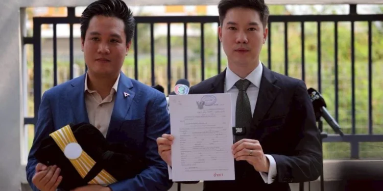 พรรคส้มส่ง "หมอวาโย" ฟันอาญา กกต.ปมบาร์โคดบนบัตรเลือกตั้ง ชี้ฟ้อง ปชช.ยิ่งเสี่ยงผิด ม.157 1 พรรคส้มส่ง “หมอวาโย” ฟันอาญา กกต.ปมบาร์โคดบนบัตรเลือกตั้ง ชี้ฟ้อง ปชช.ยิ่งเสี่ยงผิด ม.157