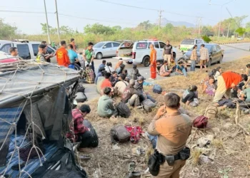 ขบวนการขนแรงงานเถื่อนซิ่งหนีตำรวจเข้าเมืองกาญจน์ เสียหลักพลิกคว่ำ เจ็บระนาว 23 ราย