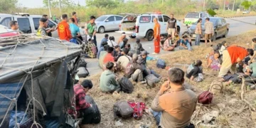 ขบวนการขนแรงงานเถื่อนซิ่งหนีตำรวจเข้าเมืองกาญจน์ เสียหลักพลิกคว่ำ เจ็บระนาว 23 ราย