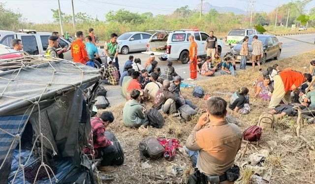 ขบวนการขนแรงงานเถื่อนซิ่งหนีตำรวจเข้าเมืองกาญจน์ เสียหลักพลิกคว่ำ เจ็บระนาว 23 ราย