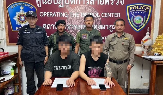 2 หนุ่มจีนเทาโดนเท! ซ่อนป่าสวนยางทองผาภูมิ หิวจัดออกมาขอข้าวชาวบ้าน สุดท้ายไม่รอดโดนรวบ