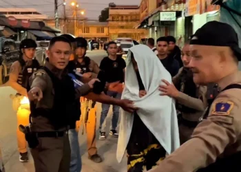 ระทึก! คนร้ายหนีหมายจับคดียาเสพติด รัวยิงใส่ตำรวจบึงสามพันบาดเจ็บ 2 นาย