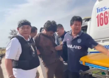 หนุ่มบุรีรัมย์คลั่งเผายุ้งข้าว ผญบ.เข้าห้ามใช้มีดแทง-พยายามขโมยรถกู้ชีพหนี ตร.กว่า 10 นายบุกชาร์จจับทุลักทุเล