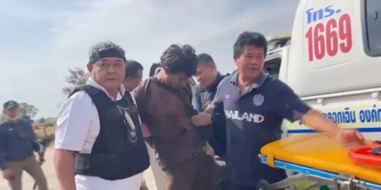 หนุ่มบุรีรัมย์คลั่งเผายุ้งข้าว ผญบ.เข้าห้ามใช้มีดแทง-พยายามขโมยรถกู้ชีพหนี ตร.กว่า 10 นายบุกชาร์จจับทุลักทุเล