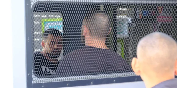 ไม่สำนึก! ตร.หนองปรือคุมเข้ม 2 ผู้ต้องหาฆ่าหั่นศพเพื่อนร่วมชาติชาวรัสเซีย ขณะนำฝากขังศาล