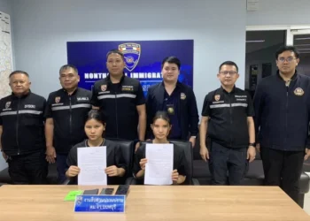 ตม.นนทบุรี บุกรวบร้านเสริมสวยย่านสามัคคี รวบ 2 สาวเมียนมาร์ ลักลอบประกอบอาชีพสงวนคนไทย