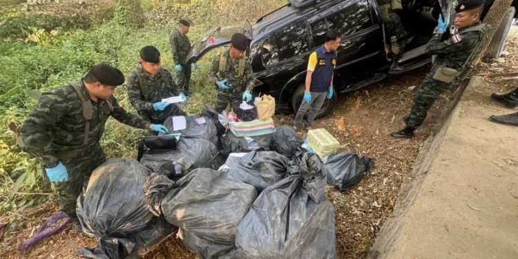 เจออีกกว่า 5,300,000 เม็ด พร้อมบัตร ปชช.คนสีคิ้ว! เต็มปาเจโรบึ่งหนีด่านฯ ทหาร ตกข้างทางแม่สาย คนขับเผ่นแน่บ