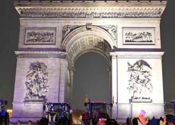 Knife-wielding man shot dead at Paris Arc de Triomphe ceremony