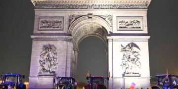 Knife-wielding man shot dead at Paris Arc de Triomphe ceremony