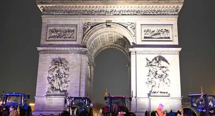 Knife-wielding man shot dead at Paris Arc de Triomphe ceremony 1 Knife-wielding man shot dead at Paris Arc de Triomphe ceremony