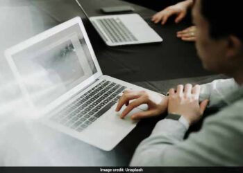 Chinese Man Dies After Intensive Work, Receives Work-Related Text Hours After Death