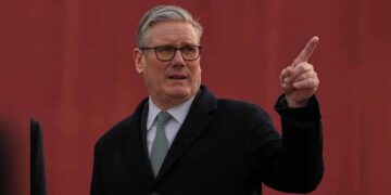 UK PM Starmer seeks powers to regulate online access for child safety