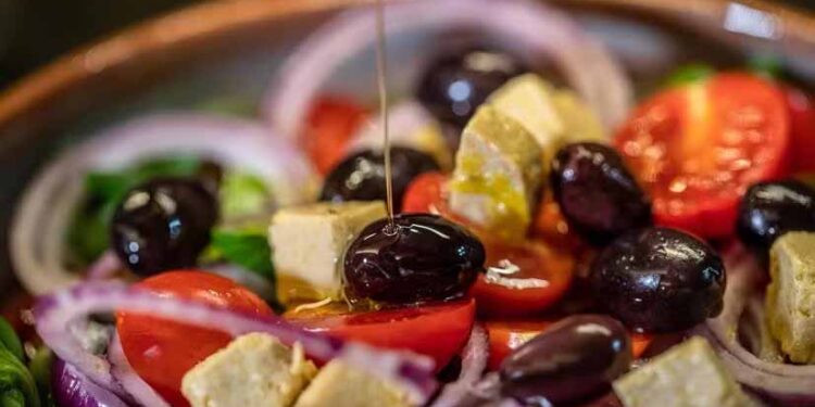 Cancer risk lower for vegetarian diets but not vegans, finds study 1 Cancer risk lower for vegetarian diets but not vegans, finds study