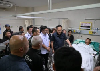 นายกฯลงสุรินทร์ให้กำลังใจทหารเหยียบระเบิด ยันกองทัพมีความพร้อมเต็มที่ “บิ๊กดุลย์” มอบเงินช่วย