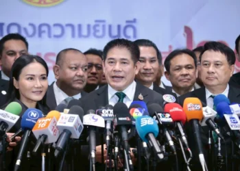 “ธรรมนัส” ไม่กังวลเสียเก้าอี้เกษตรฯ ย้ำเป็นนักจับงูไม่ปล่อยให้มีงูเห่า แจง “ชนนพัฒฐ์” โดนสอบเป็นเรื่องส่วนบุคคล ไม่เกี่ยวกับพรรค