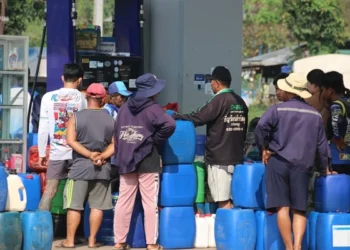 นายอำเภอสังขละบุรีสั่งเข้มสกัดขนน้ำมันข้ามแดน หลังเมียนมาขาดแคลน ราคาพุ่งลิตรละ 80 บาท