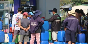 นายอำเภอสังขละบุรีสั่งเข้มสกัดขนน้ำมันข้ามแดน หลังเมียนมาขาดแคลน ราคาพุ่งลิตรละ 80 บาท