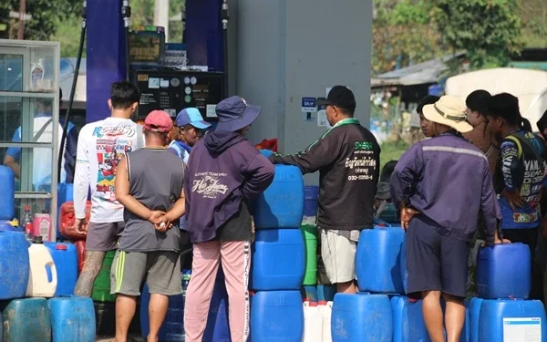 นายอำเภอสังขละบุรีสั่งเข้มสกัดขนน้ำมันข้ามแดน หลังเมียนมาขาดแคลน ราคาพุ่งลิตรละ 80 บาท