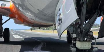 สนามบินภูเก็ต ปิดรันเวย์ชั่วคราว เหตุเครื่องบิน Air India Express ขัดข้องล้อหน้าแตกเสียหาย ยันไม่มีผู้บาดเจ็บ