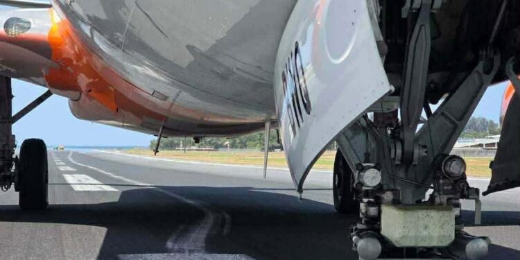 สนามบินภูเก็ต ปิดรันเวย์ชั่วคราว เหตุเครื่องบิน Air India Express ขัดข้องล้อหน้าแตกเสียหาย ยันไม่มีผู้บาดเจ็บ