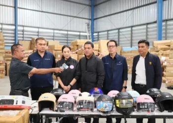 “ธนกร” ส่งชุด “เต็มเหนี่ยว” ลุยสแกนคลังสินค้า 38 แห่งย่านบางขุนเทียน พบสินค้าไร้ มอก.กว่า 300 ชิ้น สั่งสกัดไม่ให้ส่งต่อถึงมือประชาชน