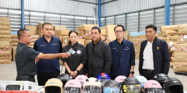 “ธนกร” ส่งชุด “เต็มเหนี่ยว” ลุยสแกนคลังสินค้า 38 แห่งย่านบางขุนเทียน พบสินค้าไร้ มอก.กว่า 300 ชิ้น สั่งสกัดไม่ให้ส่งต่อถึงมือประชาชน