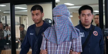 รวบแล้ว!!โจรควงปืนปลอมชิงทองกลางห้าง บิ๊กซี นครปฐม รวบคาบ้านพักขณะนอนดูข่าวตัวเอง